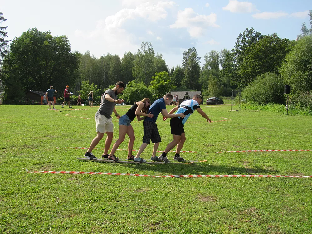 Netradicionālas un jautras stafetes ar dažādiem rekvizītiem sporta spēlēs