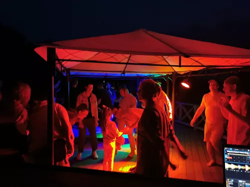 Tematiska privātā balle Grantiņos ar kostīmiem, DJ un krāsainām gaismām