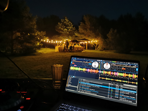 Ģimenes svētki ar bērniem un vecākiem pie kopīga galda un Silent Disco austiņām