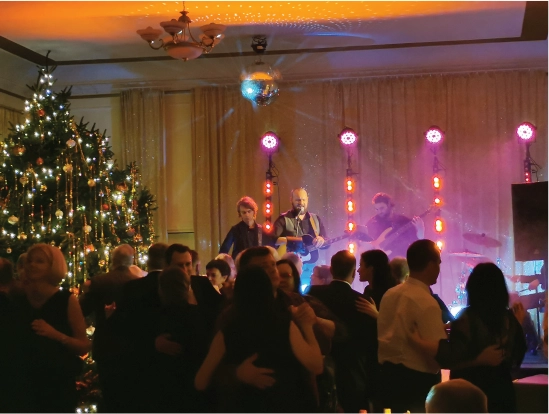 Korporatīvā Ziemassvētku balles rīkošana ar dzīvo grupu un DJ Igates pilī