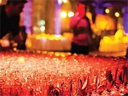 Bankets restorānā ar svētku dzērienu galdu un fona mūziku