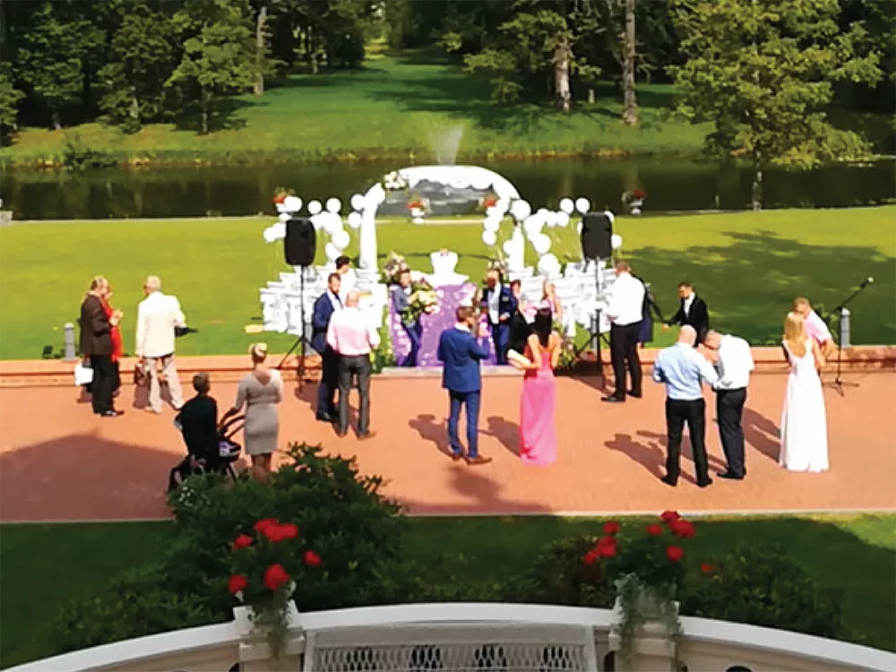 Kāzu ceremonija ārpus telpām ar mikrofonu, skaļruņiem un vides dekoriem