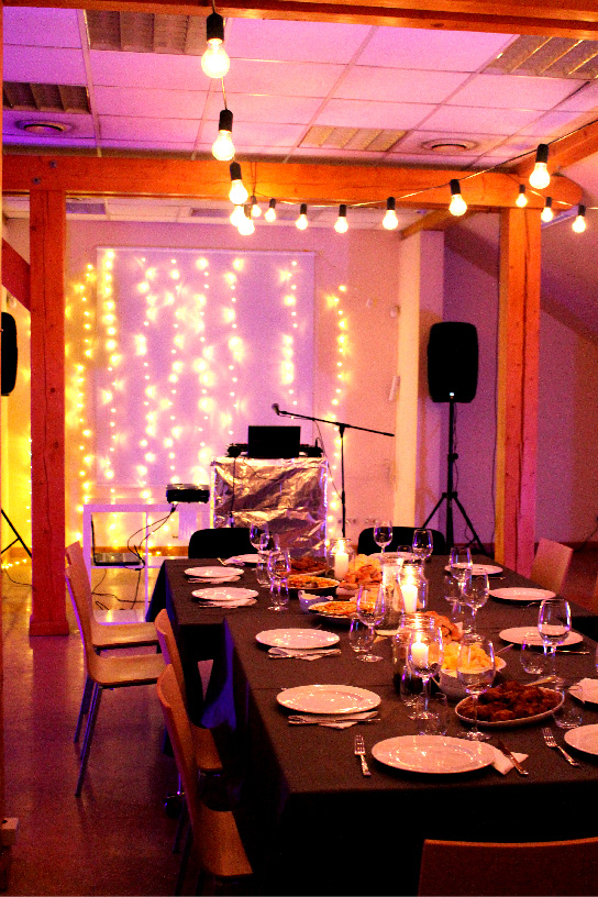 DJ ar pulti un gaismām ofisa ballītē