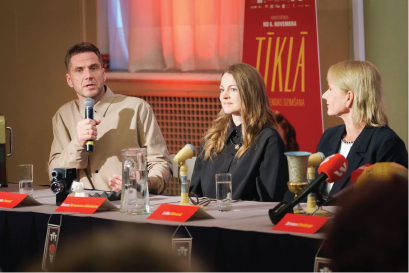 Preses konference ar galdu, mikrofonu rindām un žurnālistiem zālē